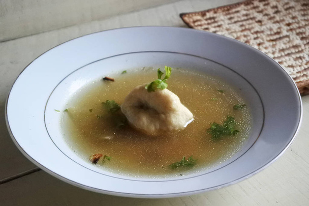 Matzoballsuppe und Matzobrot, serviert am jüdischen Pessach-Festtagsessen. jüdisches Essen Hintergrund und Textur. Kopierraum - Foto, Bild