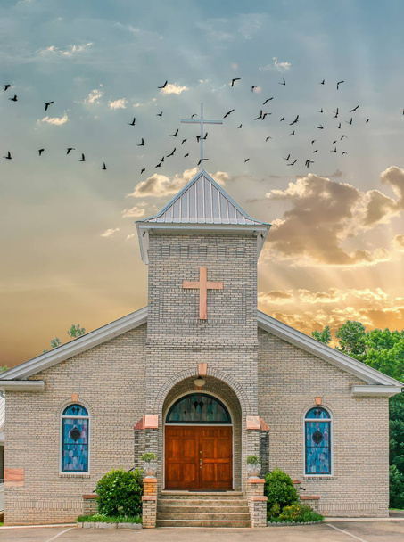 夜明けに石の教会 - 写真・画像