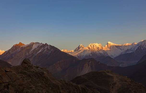 Mountain huippu aikana auringonlaskun päälle, Rakaposhi vuorenhuiput Pakistanissa
. - Valokuva, kuva