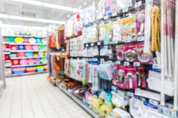 Abstrato corredor supermercado borrado com prateleiras coloridas e clientes irreconhecíveis como fundo - Foto, Imagem