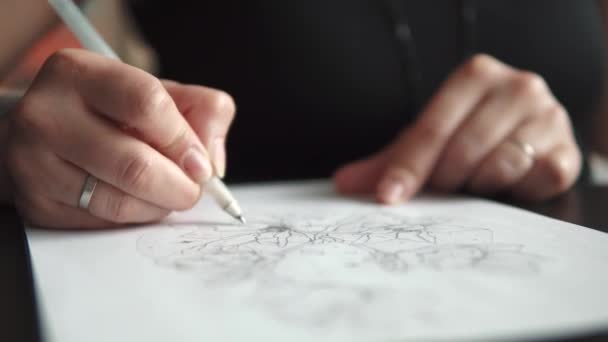 τατουάζ πλοίαρχος κάνει ένα σκίτσο του τατουάζ σε χαρτί - Πλάνα, βίντεο