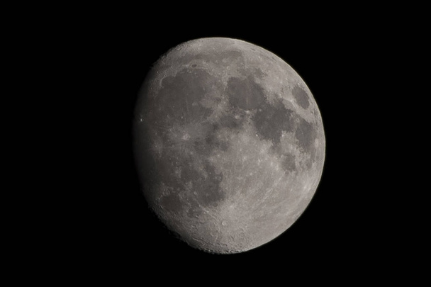 Ένα φεγγάρι τριών τετάρτων φωτογραφήθηκε από την Ιταλία - Φωτογραφία, εικόνα