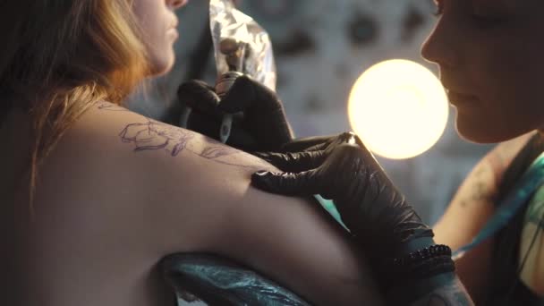 disegnare un tatuaggio sulla spalla da vicino. il tatuaggio principale fa una mitragliatrice rotativa del tatuaggio
 - Filmati, video