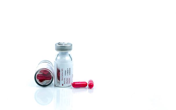 Ριφαμπικίνη κάψα για τη θεραπεία της φυματίωσης και λέπρα. Αντοχή στα αντιβιοτικά από τη φυματίωση (Tb). Αντιφυματικά φάρμακα. Κόκκινο χάπια παράγουν κοκκινωπό χρωματισμό των ούρων, ιδρώτα, πτύελα και δάκρυα. - Φωτογραφία, εικόνα