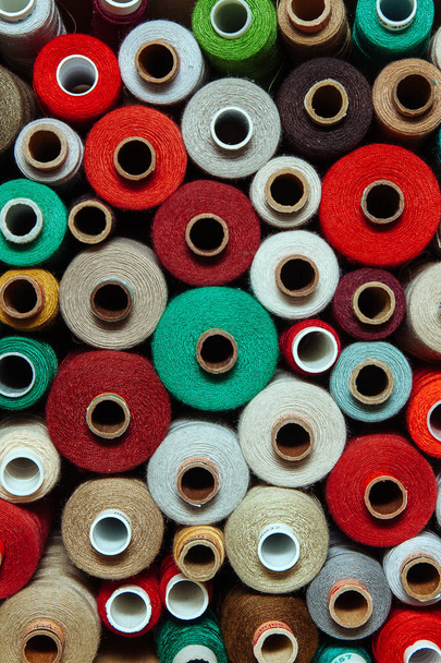 異なる色のスレッドのセット。縫製や針仕事のための多くのスレッドは、色やサイズが異なります。スレッドの多色パレット. - 写真・画像