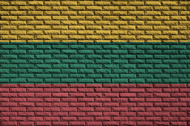Le drapeau de Lituanie est peint sur un vieux mur de briques - Photo, image