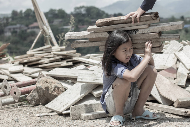 I bambini sono costretti a lavorare la costruzione., Violenza bambini e concetto di traffico, Lavoro anti-bambino, Giornata dei diritti il 10 dicembre
. - Foto, immagini