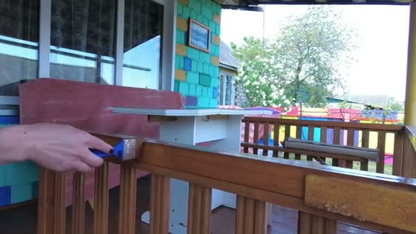 donna dipinge una nappa con una recinzione di legno
. - Filmati, video