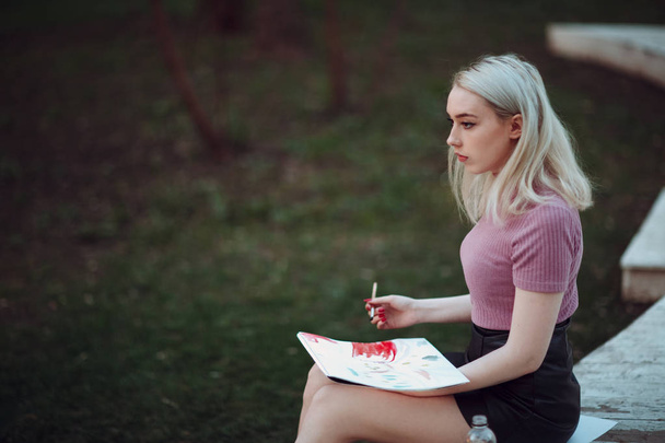 Young pretty woman painter draw in park - Foto, Imagem