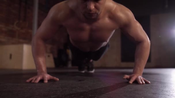 Muscular hombre haciendo flexiones en el gimnasio
 - Imágenes, Vídeo