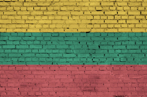 Lituania bandiera è dipinta su un vecchio muro di mattoni - Foto, immagini