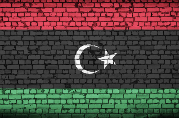 Bandera de Libia está pintada sobre un viejo muro de ladrillo
 - Foto, imagen