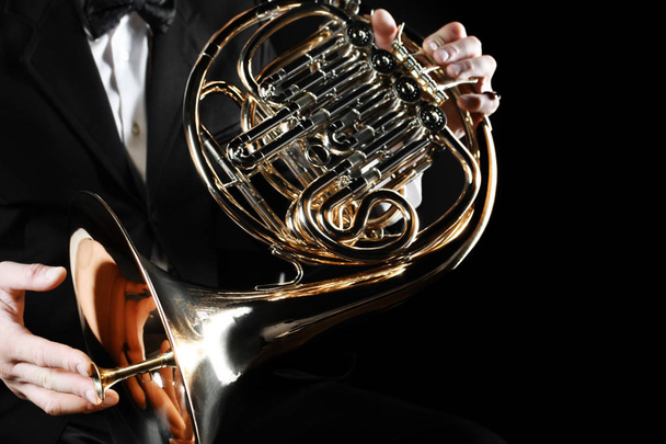 French horn player hands. Hornist playing horn music orchestra instrument - Zdjęcie, obraz