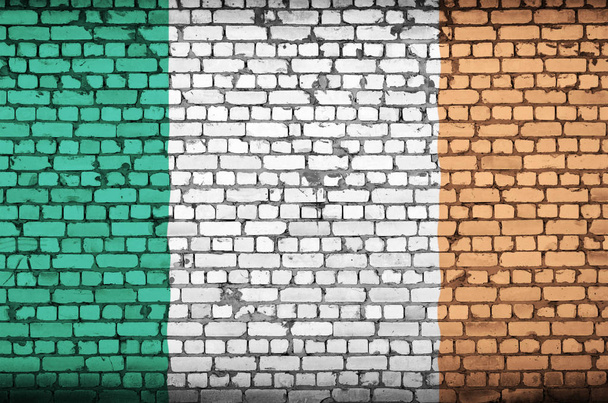 Az ír zászló egy régi téglafalra van festve. - Fotó, kép