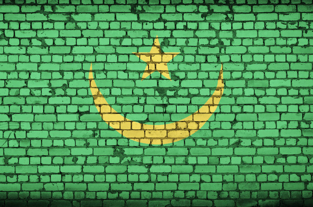 モーリタニアの国旗は、古いレンガの壁に描かれています。 - 写真・画像