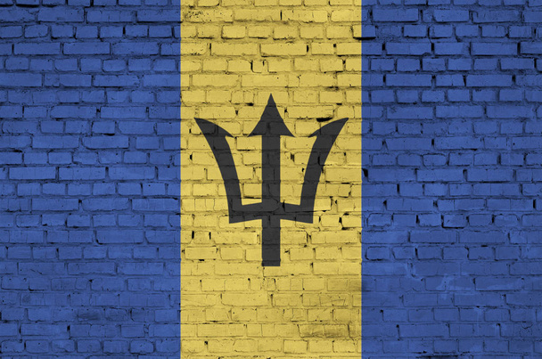 Barbados Flagge wird auf eine alte Ziegelwand gemalt - Foto, Bild