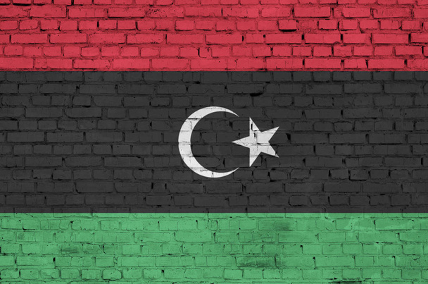Bandera de Libia está pintada sobre un viejo muro de ladrillo
 - Foto, imagen