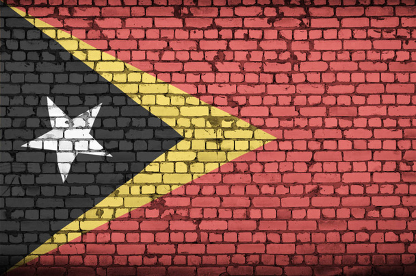 Timor Leste bayrağı eski bir tuğla duvara boyalı - Fotoğraf, Görsel