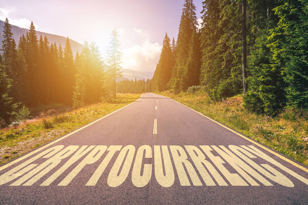 Dağlarda yolda yazılı Cryptocurrency kelime - Fotoğraf, Görsel
