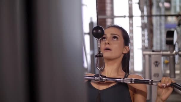 Mulher determinada se exercitando no health club
 - Filmagem, Vídeo