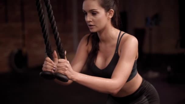 Atleta feminina se exercitando no ginásio
 - Filmagem, Vídeo