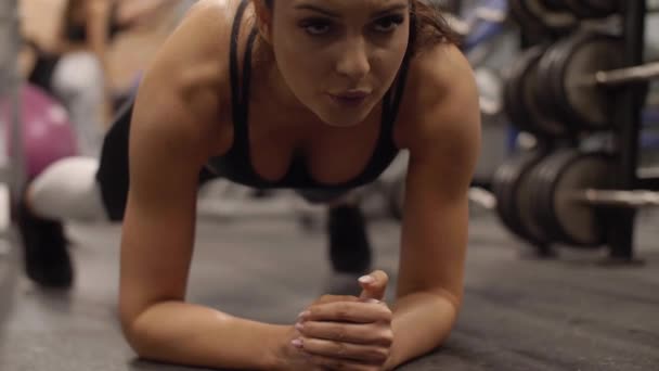 Müde Frau macht Liegestütze im Fitnessstudio - Filmmaterial, Video