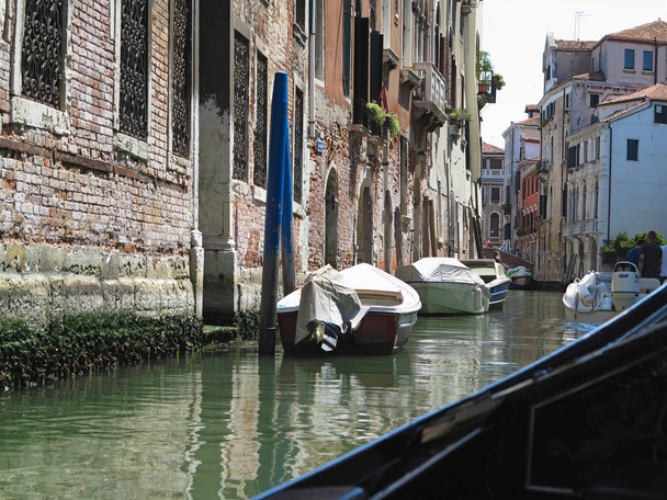20.06.2017, Veneza, Itália: Vista da gôndola para antigos edifícios históricos e canais
. - Foto, Imagem