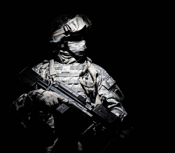 Піхота з кулеметом стоїть у темряві
 - Фото, зображення