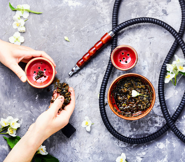 Smoke hookah with jasmine floral scent.Shisha concept.Modern hookah - Foto, Imagem