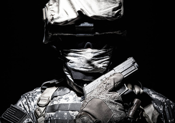 Portrét komando službou pistole v ruce - Fotografie, Obrázek