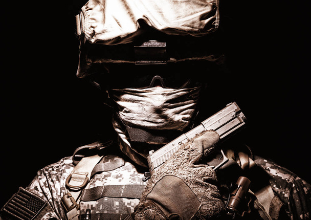 Πορτρέτο του καταδρομέα με υπηρεσία πιστόλι στο χέρι - Φωτογραφία, εικόνα