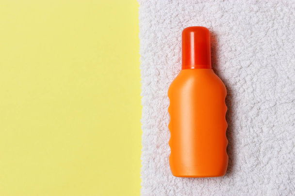 sunscreen, towel, hat, glasses on a colored background. Cosmetics for prevention of sunburn.top view, flatlay  - Foto, Imagem