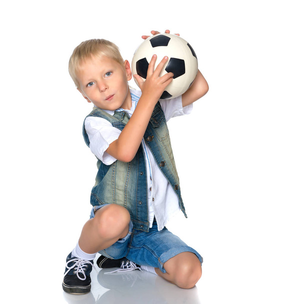 Petit garçon joue avec un ballon de foot
. - Photo, image
