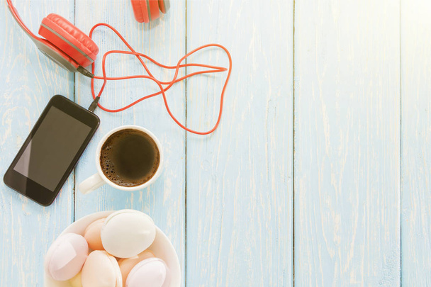 marshmallow je vedle telefonu a červená sluchátka a šálek černé kávy. Přestávka na kávu. Příjemná hudba. Místo pro text - Fotografie, Obrázek