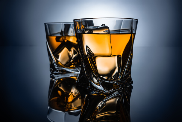 dos vasos de whisky con hielo, sobre fondo gris oscuro
 - Foto, Imagen