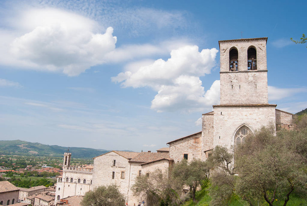Widok katedry katolickiej z wieży zamku i okolicy Gubbio - Zdjęcie, obraz