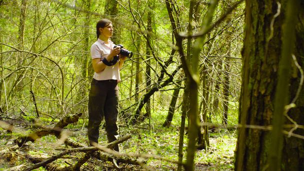 L'écologiste qui fait des photos dans la forêt
. - Photo, image