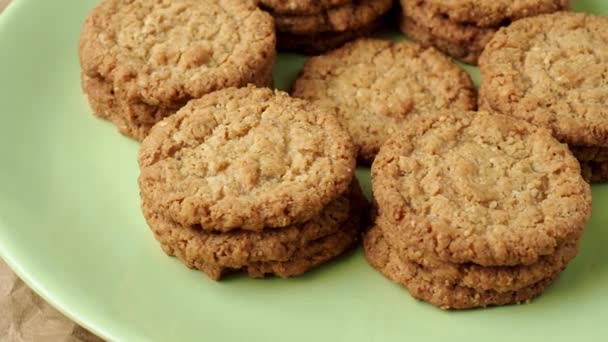 Νόστιμα cookies μπισκότα. Στοίβα των cookies μπισκότα ζάχαρης στην καταπράσινη πλάκα. - Πλάνα, βίντεο