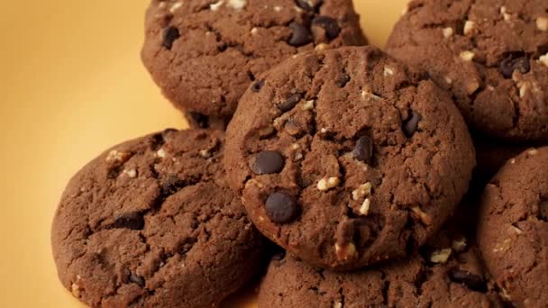 黄色のプレートにチョコレート クッキー - 映像、動画