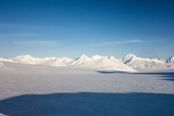 Fénykép hideg, de gyönyörű végtelen havas dombok - Fotó, kép