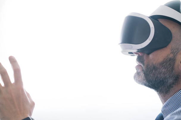 Man wearing virtual reality headset at home - Photo, Image
