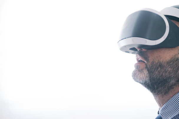 Man wearing virtual reality headset at home - Foto, afbeelding