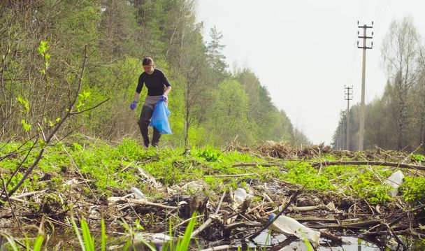 die Ökologin beim Müllsammeln - Foto, Bild