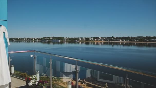 Vestido de novia en el balcón en la orilla del río y el cielo azul
 - Metraje, vídeo