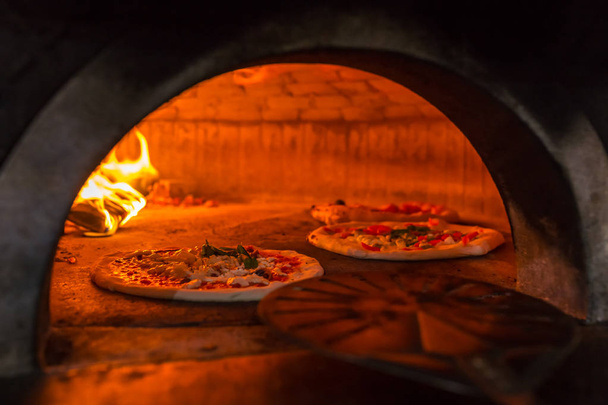 Original Neapolitan pizza Margarita in traditional wood oven in Naples restaurant, Italy - Foto, Imagem