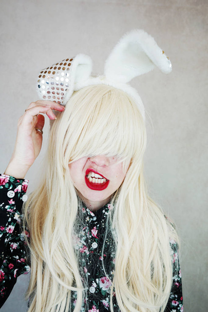 Φωτογραφία: νέοι χαριτωμένο ξανθιά γυναίκα με άσπρα αυτιά κουνελιών - Φωτογραφία, εικόνα