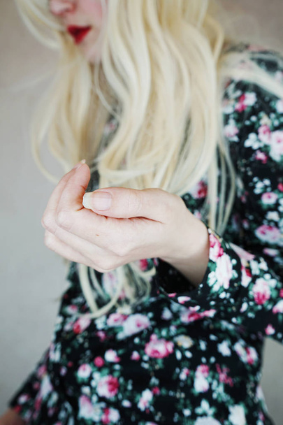 photo de jeune femme blonde en jolie robe avec des fleurs - Photo, image