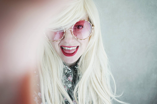 Zdjęcie młodych Blondynka w sukienka z kwiatów i różowe okulary - Zdjęcie, obraz
