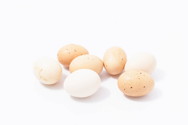 Huevos en un paquete de plástico con fondo blanco aislado
. - Foto, Imagen