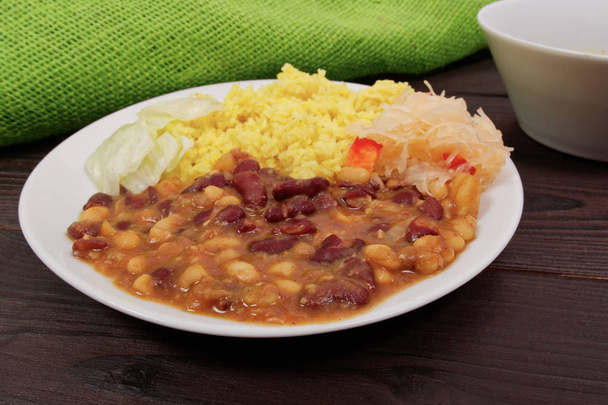Vörös bab curry meg a rizs és egy fából készült asztal - Fotó, kép